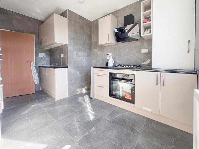 3 Bedroom Flat To Rent In Queen Row, SE17