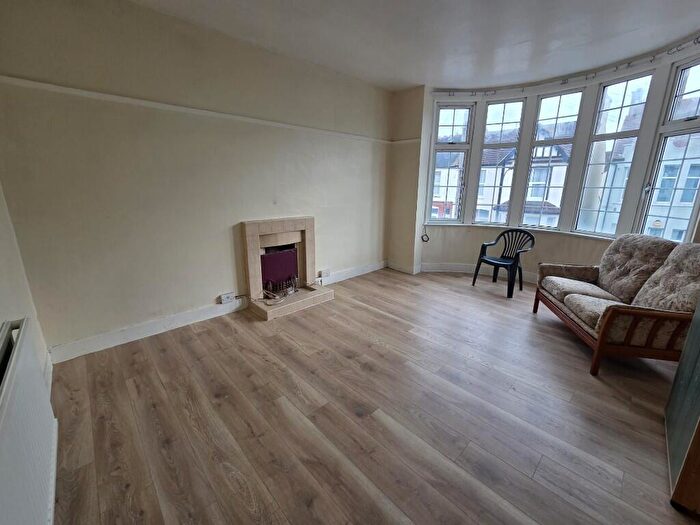 2 Bedroom Flat To Rent In Cotswold Road, Westcliff-On-Sea, Essex, SS0