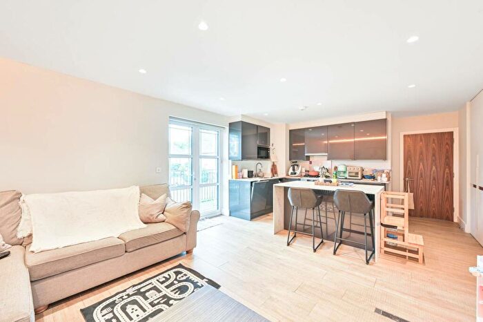 3 Bedroom Flat To Rent In Tamarind Court, Mill Hill East, London, NW7