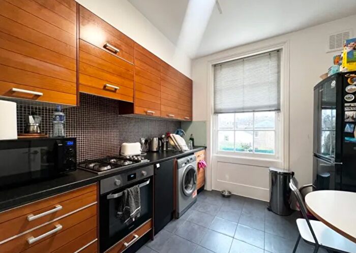 2 Bedroom Flat To Rent In Lorrimore Square, London, SE17