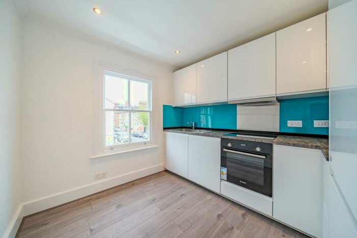 4 Bedroom Flat To Rent In Lindore Road, Between The Commons, London, SW11