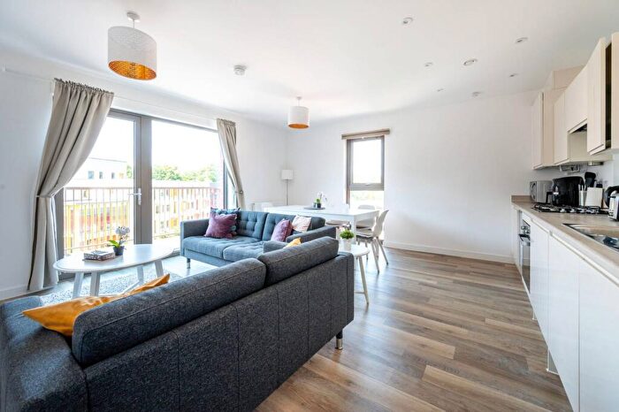 2 Bedroom Flat For Sale In Walnut Tree Close, Guildford, GU1