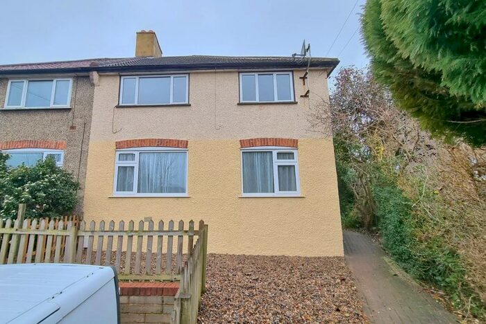 2 Bedroom Ground Maisonette To Rent In Bedroom Ground Floor Maisonette In Caterham On The Hill, CR3