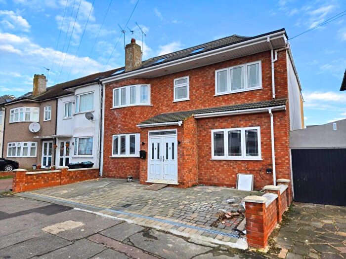5 Bedroom Terraced House For Sale In Leyswood Drive, Ilford, IG2