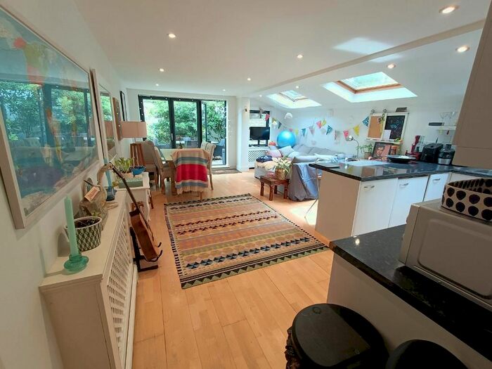 2 Bedroom Flat To Rent In Hugon Road, Fulham, London, SW6