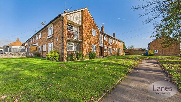 2 Bedroom Flat For Sale In Birchfield Road, Cheshunt, Waltham Cross, EN8