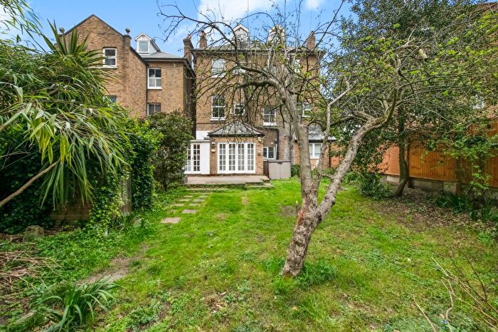 2 Bedroom Flat For Sale In Cardigan Road, Richmond, TW10