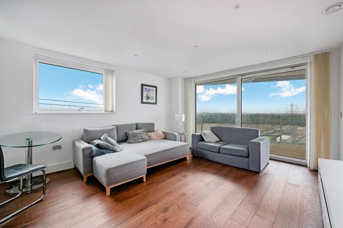 1 Bedroom Flat To Rent In Gateway Tower, Western Gateway, London, E16