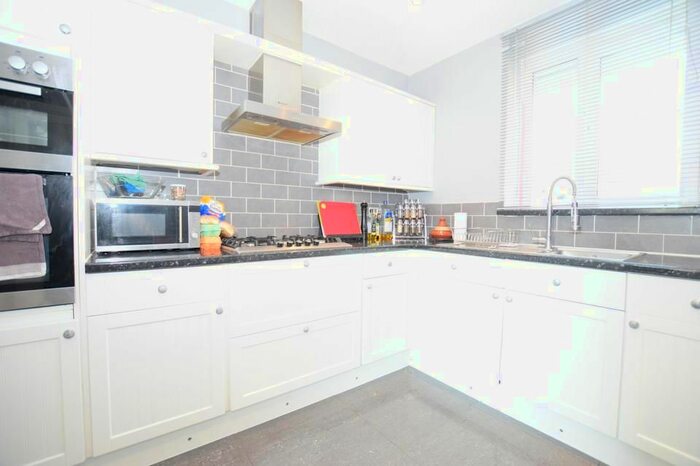 4 Bedroom Flat To Rent In Carroun Road, London, SW8