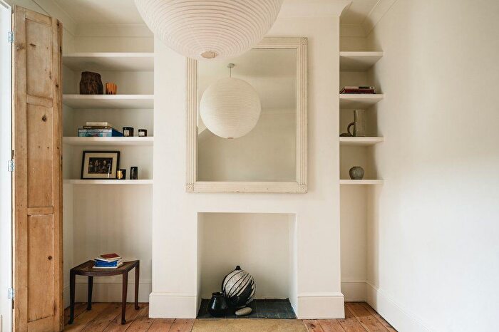 1 Bedroom Flat To Rent In Horton Road, London, E8