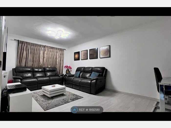 2 Bedroom Flat To Rent In With Garage, London, W5