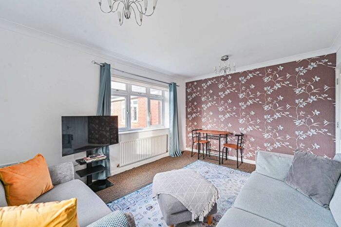 2 Bedroom Flat For Sale In Osprey Close, Bromley, BR2