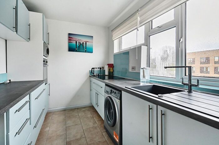 2 Bedroom Flat For Sale In Deepdale, Bracknell, RG12