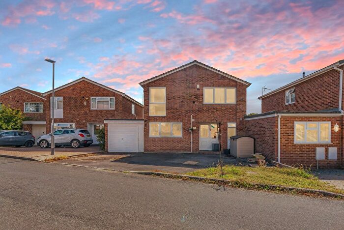 4 Bedroom Detached House For Sale In Mallory Avenue, Reading, RG4