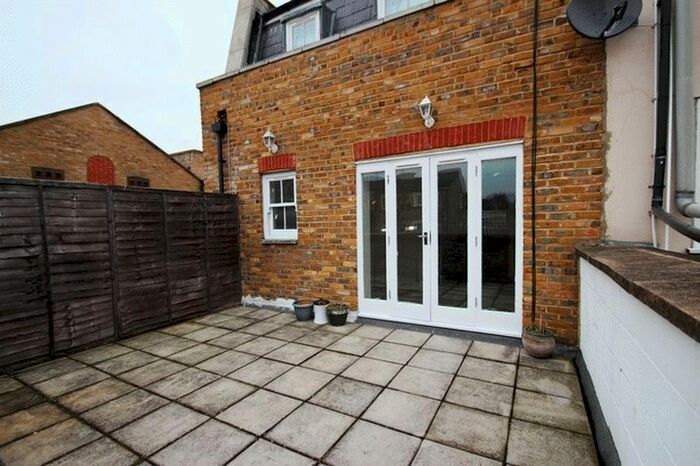 Studio To Rent In Rosebank Gardens North, London, E3