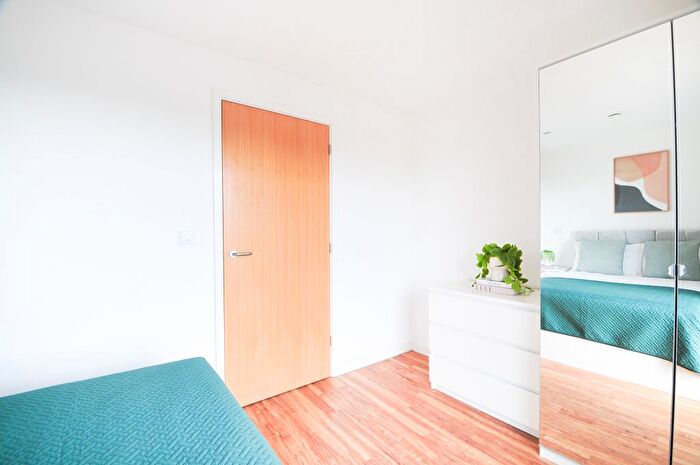 2 Bedroom Flat To Rent In Elmira Way, Salford, M5