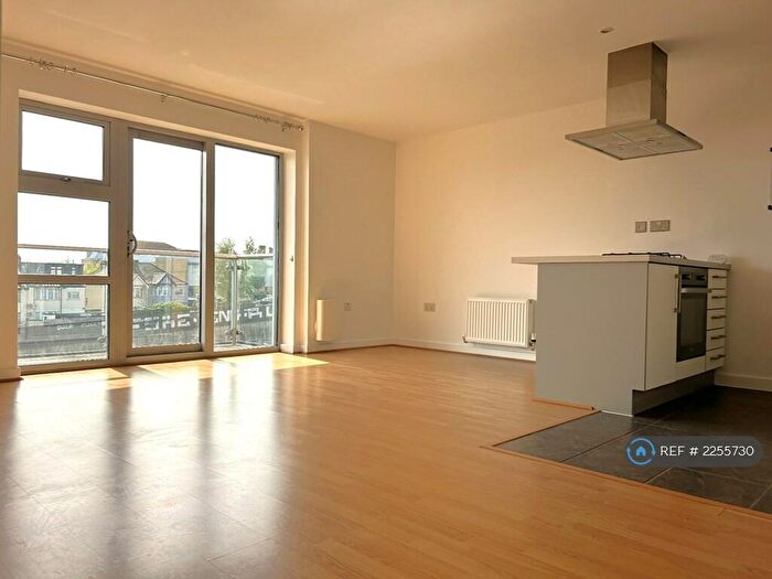 2 Bedroom Flat To Rent In Queen Mary Avenue, London, E18