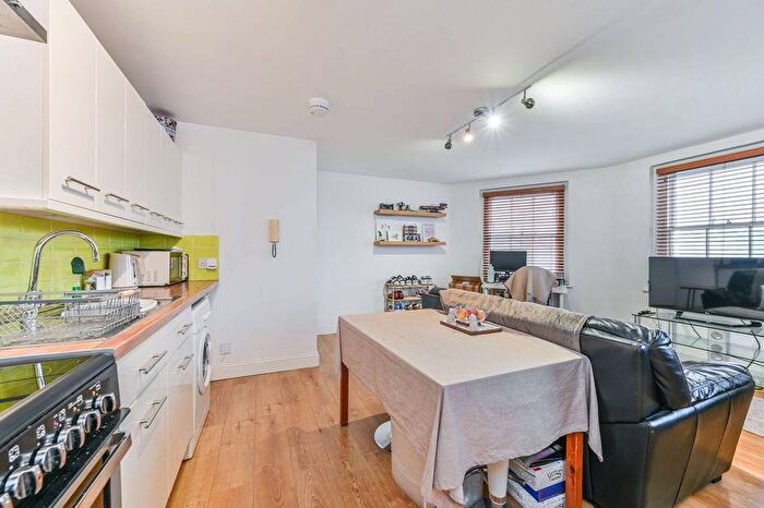 1 Bedroom Flat To Rent In Voltaire Road, Clapham North, London, SW4