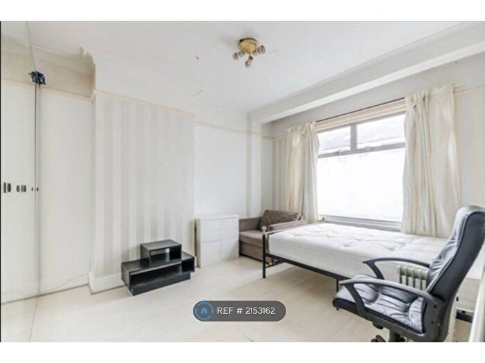 3 Bedroom Terraced House To Rent In Ipswich Rd, London, SW17