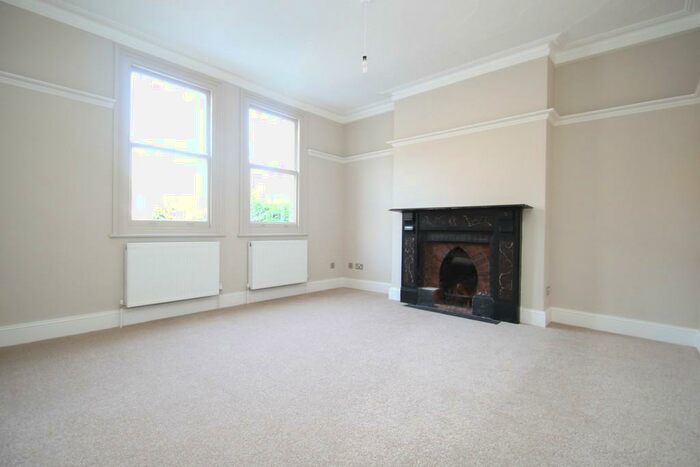 2 Bedroom Apartment To Rent In Grove Crescent, Kingston Upon Thames, KT1