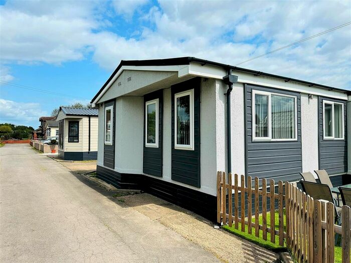 2 Bedroom Mobile/park Home For Sale In Flaxley Road, Selby, YO8