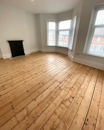 2 Bedroom Apartment To Rent In Corporation Road, Cardiff(City), CF11
