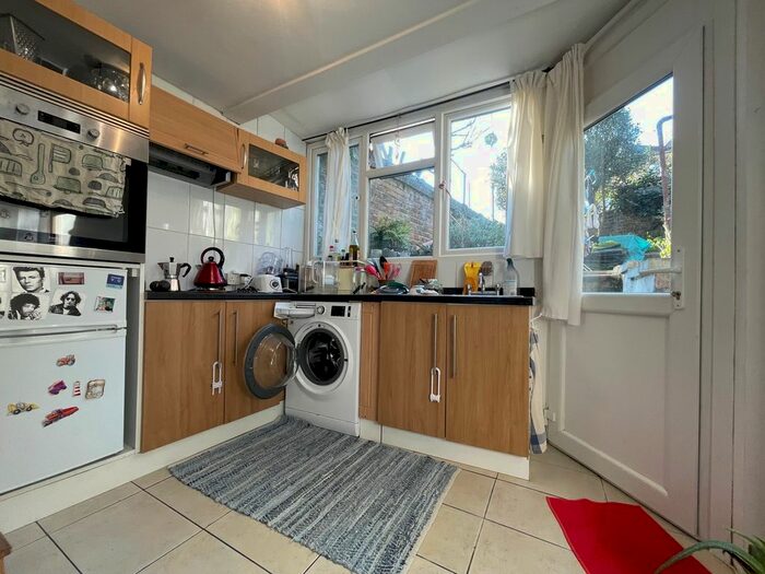 1 Bedroom Flat To Rent In Wetherell Road, Hackney, London, E9