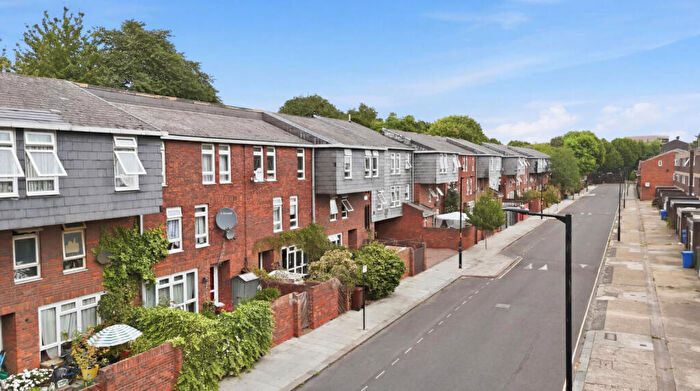 1 Bedroom Flat For Sale In Slade Walk, Southwark, SE17