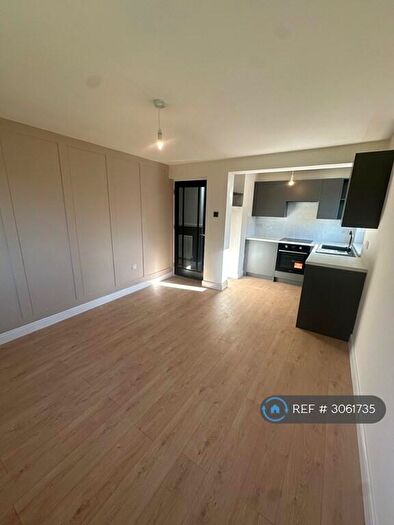 2 Bedroom Flat To Rent In Black Rocks Avenue, Matlock, DE4