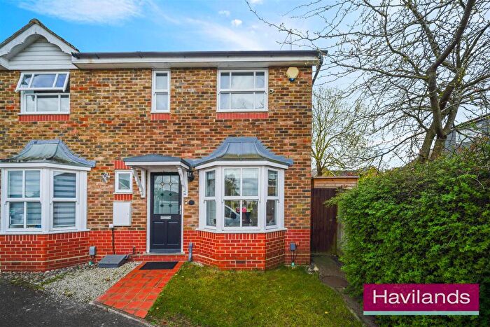 3 Bedroom Semi Detached House For Sale In Laidlaw Drive, Winchmore Hill, N21