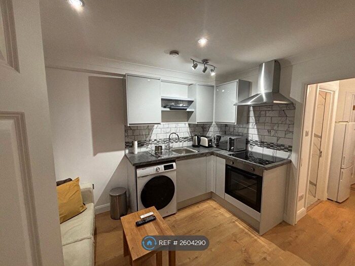 1 Bedroom Flat To Rent In Kensington Close, London, N11