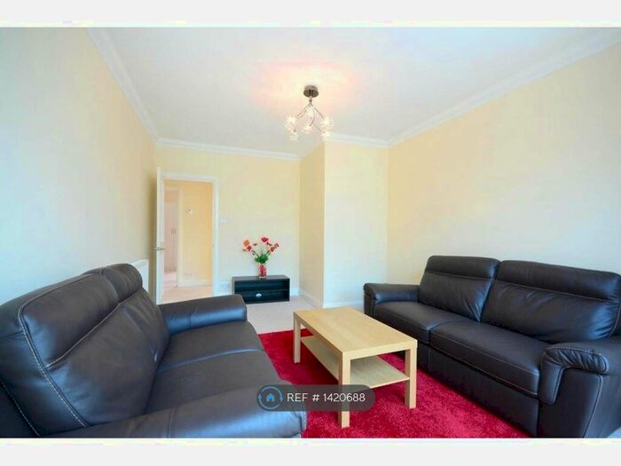 4 Bedroom Bungalow To Rent In Matlock Way, New Malden, KT3