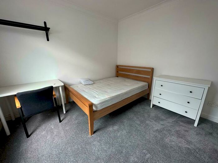 6 Bedroom House To Rent In Somers Road, Southsea, PO5