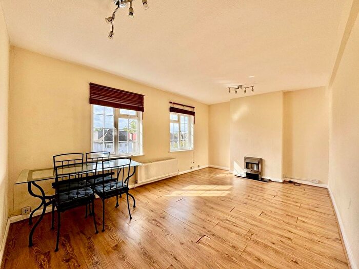 1 Bedroom Flat For Sale In Hale Lane, Edgware, HA8