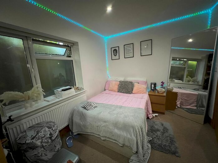 Studio To Rent In Sunny Place, London, NW4