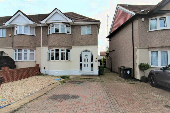 4 Bedroom Semi-Detached House To Rent In New Road, Chingford, E4