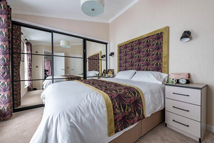 2 Bedroom Park Home For Sale In Linford, Stanford-le-Hope, SS17