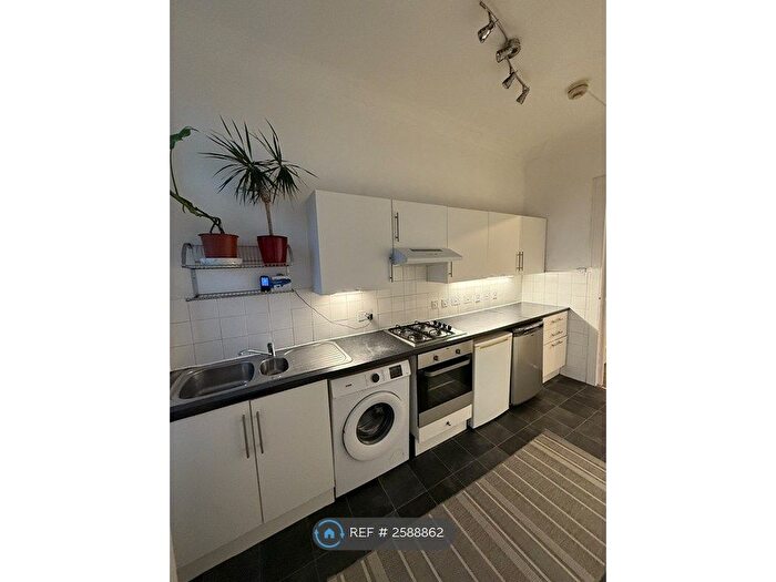 2 Bedroom Flat To Rent In Broomlands Street, Paisley, PA1