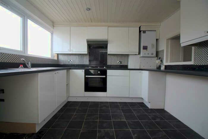 3 Bedroom Flat To Rent In High Street, Cheshunt, EN8
