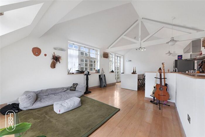 2 Bedroom Apartment To Rent In Chapel Place, London, EC2A