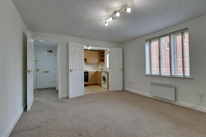 1 Bedroom Flat For Sale In Coronation Road, Waterlooville, PO7