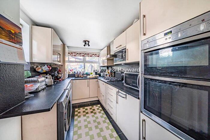 3 Bedroom Terraced House For Sale In Stanley Road, Bounds Green, N11