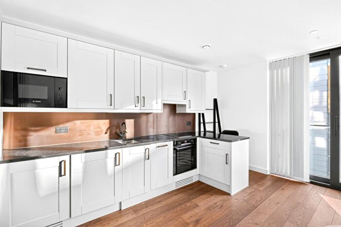 Flat To Rent In Emery Way, London Dock, E1W