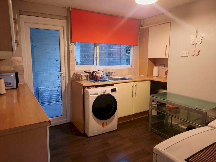 2 Bedroom Flat To Rent In Comrie Close, Coventry, CV2