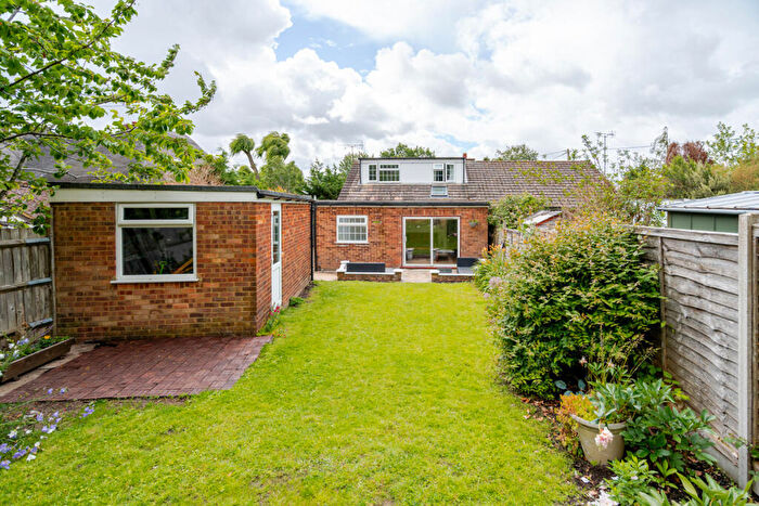 4 Bedroom Semi-Detached Bungalow For Sale In Dunstable Road, Tilsworth, LU7