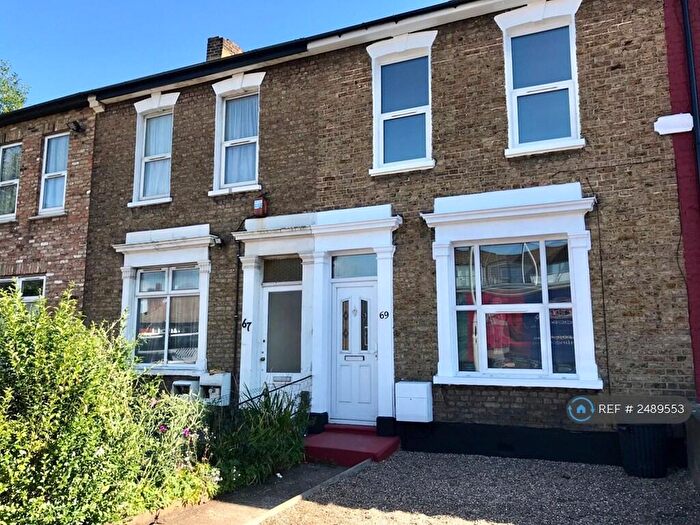 Studio To Rent In Bowes Road, London, N13