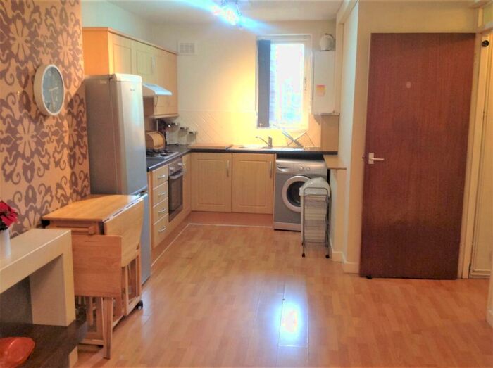 1 Bedroom Flat To Rent In Minster Court, Orphan Street, L7