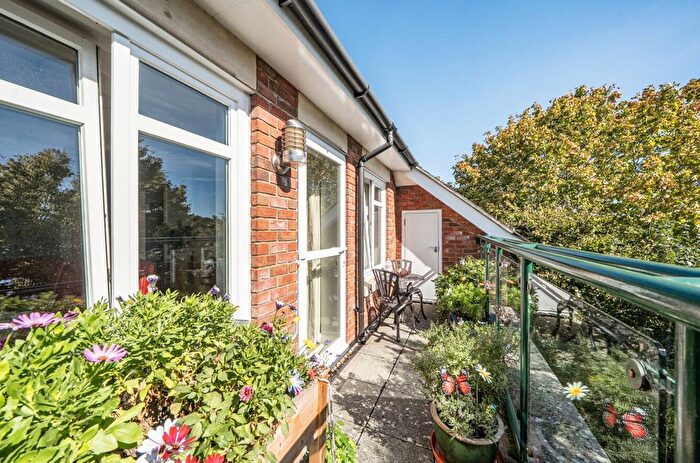 2 Bedroom Flat For Sale In Broyle Road, Chichester, PO19