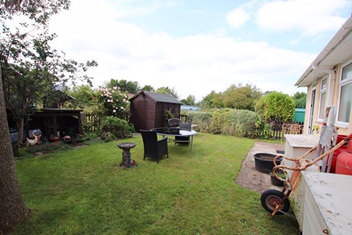 2 Bedroom Bungalow For Sale In Main Road, Humberston Fitties, DN36
