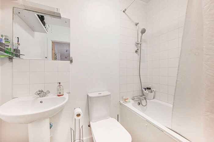 3 Bedroom Flat To Rent In Barking Road, Canning Town, London, E16